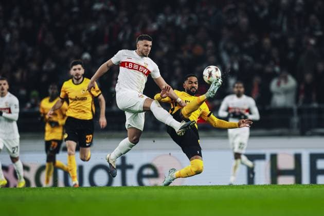 Ermedin Demirovic 9 VfB Stuttgart in a duel with Gregory Wüthrich 5 BSC Young Boys and Armin Gigovi 37 BSC Young Boys in action in a duel for the ball Copyright: xspeedshotx