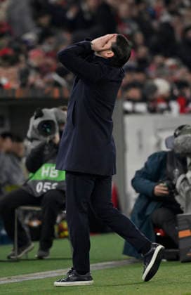 Coach Gerardo Seoane BSC Young Boys Bern on the sidelines Disappointment disappointed after missed scoring chance Gesture Gesture VfB Stuttgart vs Young Boys Bern YB EUROPA LEAGUE EL 29 01 2026 DFL REGULATIONS PROHIBIT ANY USE OF PHOTOGRAPHS AS IMAGE SEQUENCES AND OR QUASI VIDEO VfB Stuttgart vs Young Boys Bern YB