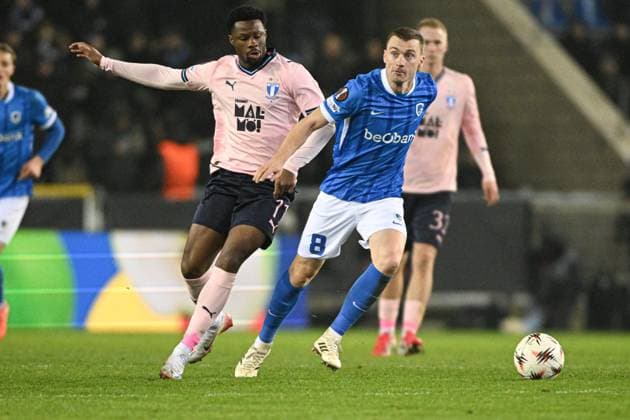 Malmo s Emmanuel Ekong and Genk s Bryan Heynen pictured in action during a soccer game between Belgian soccer team KRC Genk and Swedish team Malmo FF, in Genk, on Thursday 29 January 2026, on day eight of the League phase of the UEFA Europa League tournament. JILLxDELSAUX  x159652809x