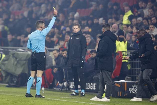 DEVENTER , 29-01-2026 , Stadium De Adelaarshorst , season 2025 2026 , UEFA Europa League League phase . match between Go Ahead Eagles and SC Braga, Picture shows yellow card given to GA Eagles assistent coach Rick Adjei by referee Willy Delajod (FRA) Go Ahead Eagles - Braga  x201172912x Copyright: