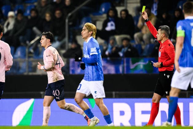 260129 Kenan Busuladzic of Malmö FF receives a yellow card from referee Horatiu Fesnic during the UEFA Europa League football match between KRC Genk and Malmö FF on January 29, 2026 in Genk Photo Simon Hastegard BILDBYRAN kod SH SH0684 fotboll football soccer fotball uefa europa league europa league krc genk malmö ff bbeng  Copyright: SIMONxHASTEGARD BB260129SH066