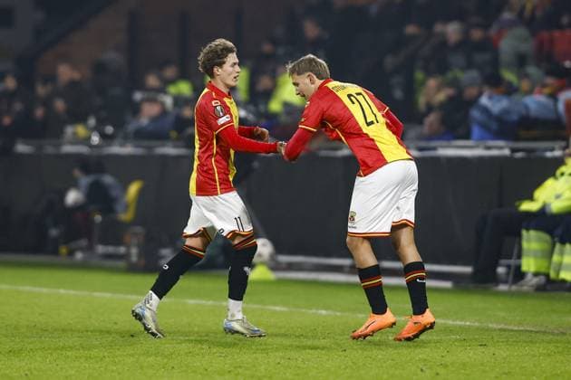 DEVENTER , 29-01-2026 , Stadium De Adelaarshorst , season 2025 2026 , UEFA Europa League League phase . match between Go Ahead Eagles and SC Braga, Picture shows player substitution of GA Eagles player Finn Stokkers for GA Eagles player Oskar Sivertsen Go Ahead Eagles - Braga  x201173075x Copyright: