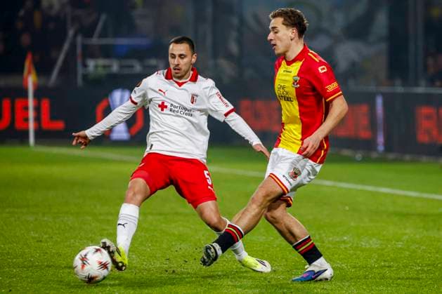 Aske Adelgaard of Go Ahead Eagles passes the ball under pressure from Leonardo Lelo of SC Braga Go Ahead Eagles v SC Braga, UEFA Europa League 2025 26 League Phase MD8, Go Ahead Eagles v SC Braga, Stadion De Adelaarshorst, January 29, 2026, Deventer, Netherlands.
