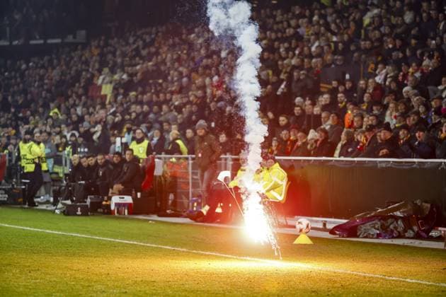 DEVENTER - Fireworks land on the field during the UEFA Europa League match between Go Ahead Eagles and Sporting Braga at De Adelaarshorst on January 29, 2026, in Deventer, Netherlands. VINCENT JANNINK ANP UEFA Europa League 2025-2026 xVIxANPxSportx xxANPxIVx 549054649 originalFilename: 549054649.jpg