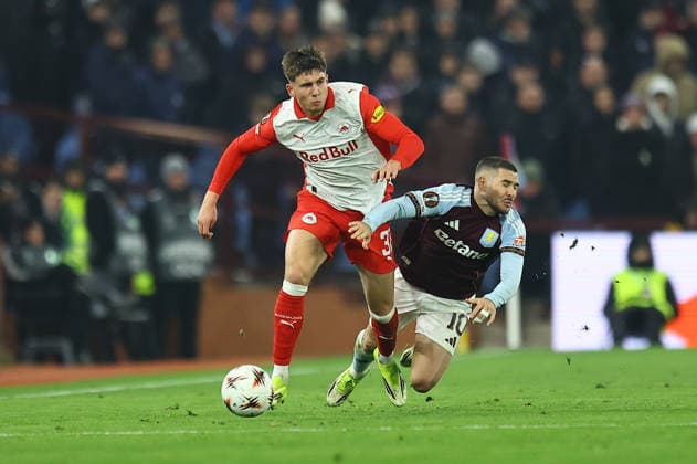 SOCCER - UEFA EL, Aston Villa vs RBS BIRMINGHAM,ENGLAND,29.JAN.26 - SOCCER - UEFA Europa League, Aston Villa FC vs Red Bull Salzburg. Image shows Tim Trummer (RBS) and Emiliano Buendia (Aston Villa).  GEPAxpictures xMichaelxZemanek