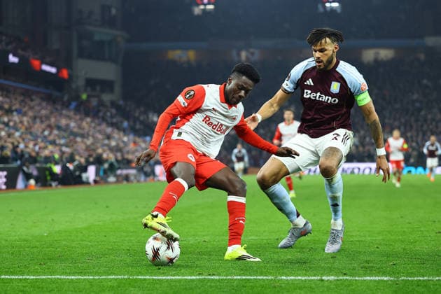 SOCCER - UEFA EL, Aston Villa vs RBS BIRMINGHAM,ENGLAND,29.JAN.26 - SOCCER - UEFA Europa League, Aston Villa FC vs Red Bull Salzburg. Image shows Edmund Baidoo (RBS) and John McGinn (Aston Villa).  GEPAxpictures xMichaelxZemanek
