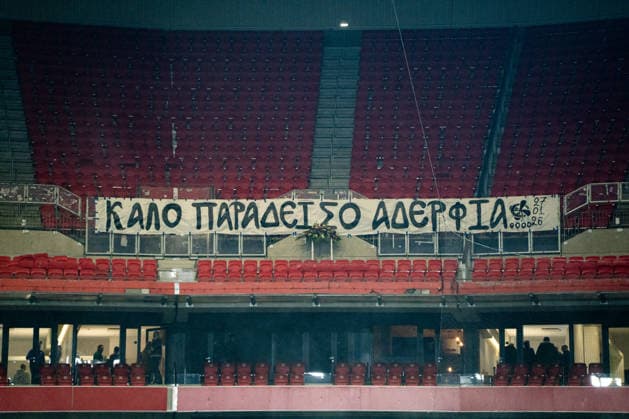 OL - PAOK à Décines-Charpieu le 29 janvier 2026. Nicolas Liponne MAXPPP - Décines-Charpieu 29 01 2026 Une banderole en hommage aux supporters décédés en Roumanie lors du match de football entre l Olympique Lyonnais (OL) et PAOK Salonique dans le cadre de la 8e journée de ligue Europa au stade de Lyon Groupama Stadium, à Décines-Charpieu, le 29 janvier 2026. Football match between Olympique Lyonnais (OL) and PAOK Thessaloniki as part of the eighth matchday of the Europa League at the Groupama Stadium in Lyon, Décines-Charpieu, on January 29, 2026. Décines-Charpieu Auvergne Rhône-Alpes France  Copyright: xMAXPPPxNicolasxLiponnex NLP202601295448 NLP202601295448
