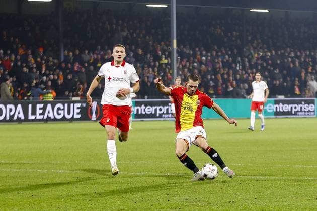 DEVENTER , 29-01-2026 , Stadium De Adelaarshorst , season 2025 2026 , UEFA Europa League League phase . match between Go Ahead Eagles and SC Braga, Picture shows GA Eagles player Mathis Suray and SC Braga player Gustaf Lagerbielke Go Ahead Eagles - Braga  x201173214x Copyright: