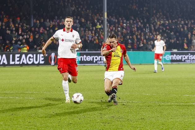 DEVENTER , 29-01-2026 , Stadium De Adelaarshorst , season 2025 2026 , UEFA Europa League League phase . match between Go Ahead Eagles and SC Braga, Picture shows GA Eagles player Mathis Suray and SC Braga player Gustaf Lagerbielke Go Ahead Eagles - Braga  x201173219x Copyright: