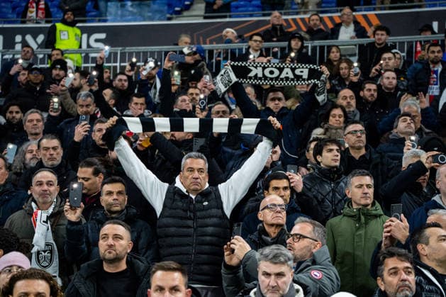 OL - PAOK à Décines-Charpieu le 29 janvier 2026. Nicolas Liponne MAXPPP - Décines-Charpieu 29 01 2026 Les supporters du PAOK rendent hommages aux supporters décédés en Roumanie lors du match de football entre l Olympique Lyonnais (OL) et PAOK Salonique dans le cadre de la 8e journée de ligue Europa au stade de Lyon Groupama Stadium, à Décines-Charpieu, le 29 janvier 2026. Football match between Olympique Lyonnais (OL) and PAOK Thessaloniki as part of the eighth matchday of the Europa League at the Groupama Stadium in Lyon, Décines-Charpieu, on January 29, 2026. Décines-Charpieu Auvergne Rhône-Alpes France  Copyright: xMAXPPPxNicolasxLiponnex NLP202601295450 NLP202601295450