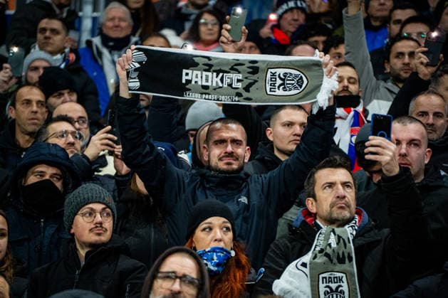 OL - PAOK à Décines-Charpieu le 29 janvier 2026. Nicolas Liponne MAXPPP - Décines-Charpieu 29 01 2026 Les supporters du PAOK rendent hommages aux supporters décédés en Roumanie lors du match de football entre l Olympique Lyonnais (OL) et PAOK Salonique dans le cadre de la 8e journée de ligue Europa au stade de Lyon Groupama Stadium, à Décines-Charpieu, le 29 janvier 2026. Football match between Olympique Lyonnais (OL) and PAOK Thessaloniki as part of the eighth matchday of the Europa League at the Groupama Stadium in Lyon, Décines-Charpieu, on January 29, 2026. Décines-Charpieu Auvergne Rhône-Alpes France  Copyright: xMAXPPPxNicolasxLiponnex NLP202601295460 NLP202601295460