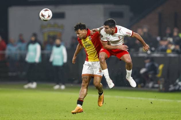 DEVENTER , 29-01-2026 , Stadium De Adelaarshorst , season 2025 2026 , UEFA Europa League League phase . match between Go Ahead Eagles and SC Braga, Picture shows GA Eagles player Dean James and SC Braga player Victor Gomez Go Ahead Eagles - Braga  x201173278x Copyright: