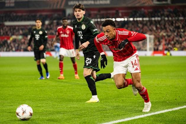 29th January 2026; The City Ground, Nottingham, England; UEFA Europa League Football, Nottingham Forest versus Ferencvarosi; Dan Ndoye of Nottingham Forestruns past Bence Otvos of Ferencvarosi TC  GodfreyxPitt Content restricted for UK based newspaper