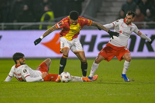 2026-01-29 - Europa League match DEVENTER, NETHERLANDS - JANUARY 29: Florian Grillitsch of SC Braga battles for possession with Riconell Margaret of Go Ahead Eagles, Victor Gomez of SC Braga during the Europa League match at the De Adelaarshorst on January 29, 2026 in Deventer, Netherlands Deventer De Adelaarshorst Netherlands Content not available for redistribution in The Netherlands directly or indirectly through any third parties. Copyright: xDennisxBresserx