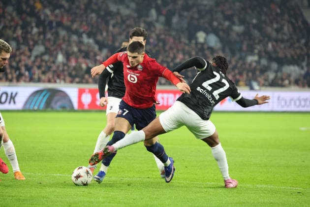 FOOTBALL : LOSC Lille vs Freiburg - UEFA Europa League - 29 01 2026 Cyriaque IRIE (SC Freiburg) provoque un penalty en fauchant Matias FERNANDEZ-PARDO (LOSC Lille) lors du match LOSC Lille vs Freiburg, UEFA Europa League phase de ligue, Decathlon Arena stade Pierre Mauroy, le 29 janvier 2026 - photo Laurent Sanson PsnewZ  Copyright: xLaurentxSANSONx xPsnewZx