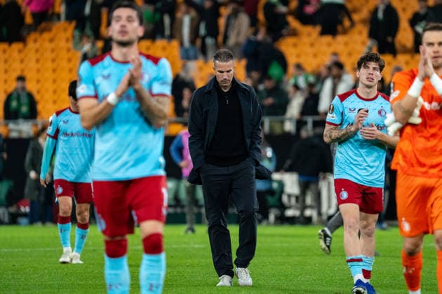 Robin van Persie, Feyenoord head coach, head down after losing the match and getting disqualified during the UEFA Europa League 25 26 match between Real Betis and Feyenoord at the Estadio La Cartuja in Sevilla, Spain Copyright: xAndresxLopezxSheridanxx xSPPx Sportspressphoto_SPR86814