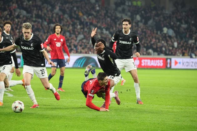 FOOTBALL : LOSC Lille vs Freiburg - UEFA Europa League - 29 01 2026 Cyriaque IRIE (SC Freiburg) provoque un penalty en fauchant Matias FERNANDEZ-PARDO (LOSC Lille) lors du match LOSC Lille vs Freiburg, UEFA Europa League phase de ligue, Decathlon Arena stade Pierre Mauroy, le 29 janvier 2026 - photo Laurent Sanson PsnewZ  Copyright: xLaurentxSANSONx xPsnewZx