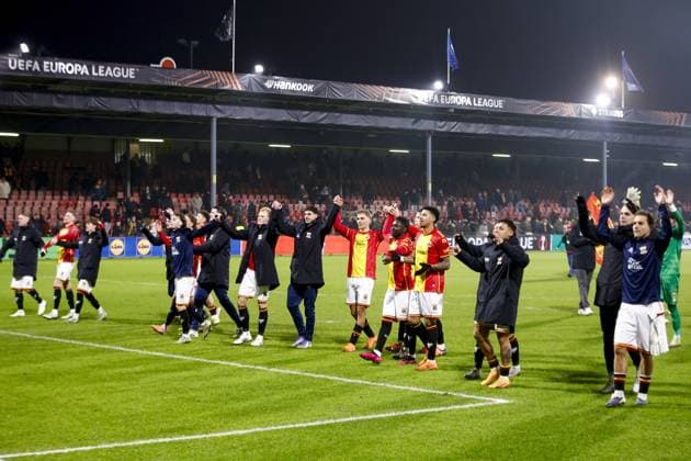 DEVENTER , 29-01-2026 , Stadium De Adelaarshorst , season 2025 2026 , UEFA Europa League League phase . match between Go Ahead Eagles and SC Braga, Picture shows GA Eagles players acknowledging the fans Go Ahead Eagles - Braga  x201173685x Copyright: