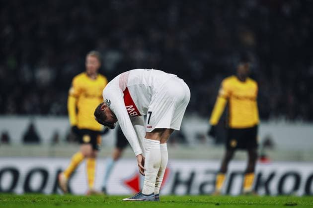 Maximilian Mittelstädt 7 VfB Stuttgart stretches on the pitch while players from person 10246 stand in the background Player stretches on Copyright: xspeedshotx