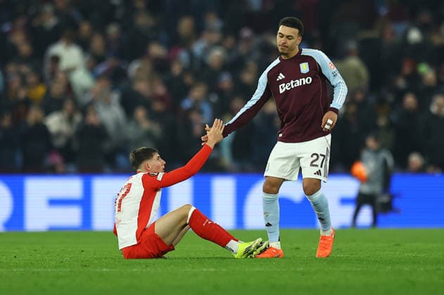 SOCCER - UEFA EL, Aston Villa vs RBS BIRMINGHAM,ENGLAND,29.JAN.26 - SOCCER - UEFA Europa League, Aston Villa FC vs Red Bull Salzburg. Image shows Tim Trummer (RBS) and Morgan Rogers (Aston Villa).  GEPAxpictures xMichaelxZemanek