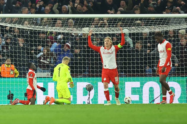 SOCCER - UEFA EL, Aston Villa vs RBS BIRMINGHAM,ENGLAND,29.JAN.26 - SOCCER - UEFA Europa League, Aston Villa FC vs Red Bull Salzburg. Image shows the disappointment of Soumaila Diabate, Alexander Schlager, Mads Bidstrup and Joane Gadou (RBS).  GEPAxpictures xMichaelxZemanek