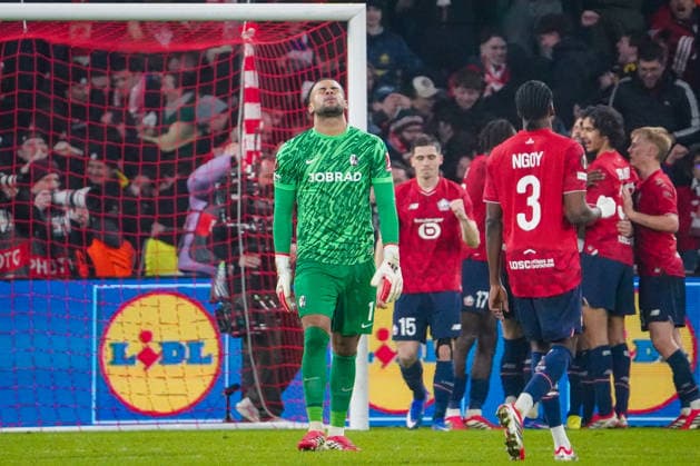 Football UEFA Europa League 2025 26, Matchday 8 OSC Lille v SC Freiburg Stade Pierre Mauroy Lille, France Celebration for Lille after Jonathan Davids penalty goal OSC Lille, 9 Disappointment for Noah Atubolu SC Freiburg, 01 Copyright: xJOERANxSTEINSIEKx