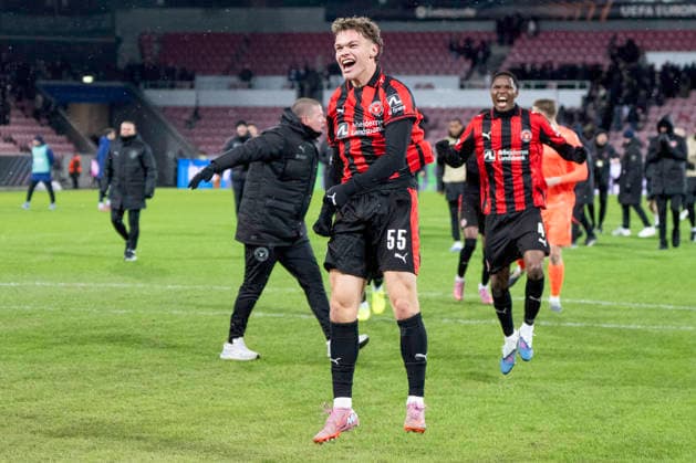Europa League FC Midtjylland Dinamo Zagreb FC Midtjyllands Viktor Bak celebrates the victory with the fans after the Europa League match between FC Midtjylland and Dinamo Zagreb at MCH Arena in Herning on Thursday, January 29, 2026 Photo Bo Amstrup Ritzau Scanpix , Herning Denmark Mors  Copyright: BoxAmrstrupx xRitzauxScanpix BoxAmstrupx spdk20260129-231534-L