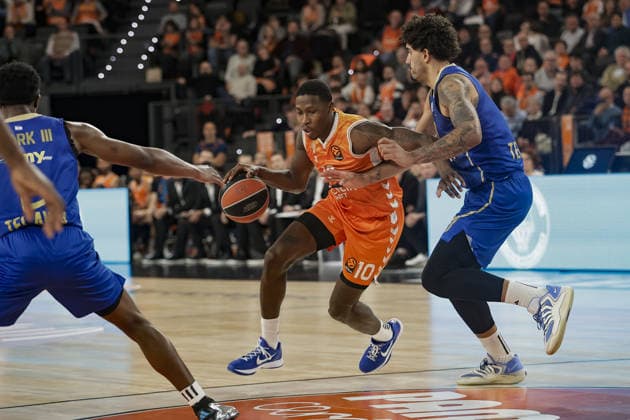 Valencia Basket v Maccabi Tel Aviv - EuroLeague VALENCIA, SPAIN - JANUARY 29: Omari Moore (10) of Valencia Basket in action during EuroLeague basketball match between Valencia Basket and Maccabi Rapyd Tel-Aviv at Roig Arena in Valencia, Spain, on January 29, 2026. Jose Miguel Fernandez Anadolu Valencia Spain. Editorial use only. Please get in touch for any other usage.  Copyright: x2026xAnadoluxJosexMiguelxFernandezx