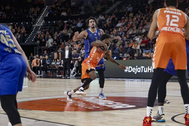 Valencia Basket v Maccabi Tel Aviv - EuroLeague VALENCIA, SPAIN - JANUARY 29: Jean Montero (8) of Valencia Basket in action against Marcio Santos of Maccabi during EuroLeague basketball match between Valencia Basket and Maccabi Rapyd Tel-Aviv at Roig Arena in Valencia, Spain, on January 29, 2026. Jose Miguel Fernandez Anadolu Valencia Spain. Editorial use only. Please get in touch for any other usage.  Copyright: x2026xAnadoluxJosexMiguelxFernandezx