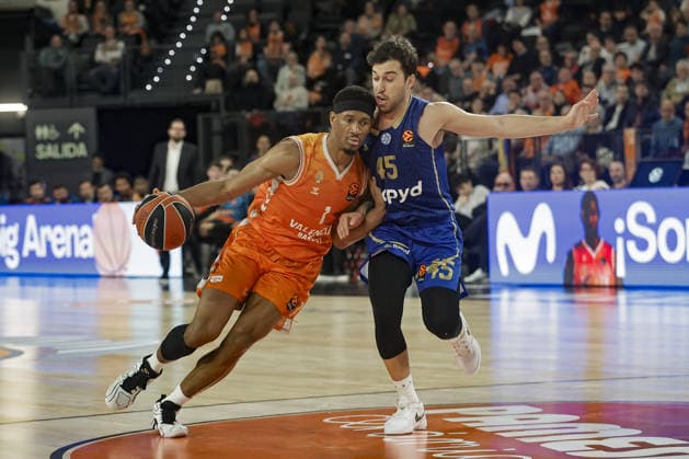 Valencia Basket v Maccabi Tel Aviv - EuroLeague VALENCIA, SPAIN - JANUARY 29: Kameron Taylor (1) of Valencia Basket in action against Tamir Blatt (45) of Maccabi during EuroLeague basketball match between Valencia Basket and Maccabi Rapyd Tel-Aviv at Roig Arena in Valencia, Spain, on January 29, 2026. Jose Miguel Fernandez Anadolu Valencia Spain. Editorial use only. Please get in touch for any other usage.  Copyright: x2026xAnadoluxJosexMiguelxFernandezx