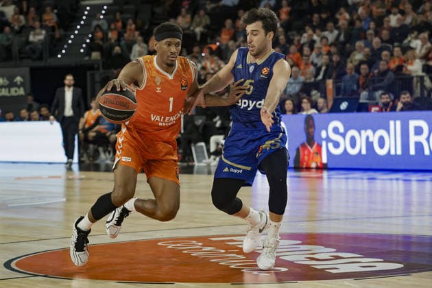 Valencia Basket v Maccabi Tel Aviv - EuroLeague VALENCIA, SPAIN - JANUARY 29: Kameron Taylor (1) of Valencia Basket in action against Tamir Blatt (45) of Maccabi during EuroLeague basketball match between Valencia Basket and Maccabi Rapyd Tel-Aviv at Roig Arena in Valencia, Spain, on January 29, 2026. Jose Miguel Fernandez Anadolu Valencia Spain. Editorial use only. Please get in touch for any other usage.  Copyright: x2026xAnadoluxJosexMiguelxFernandezx