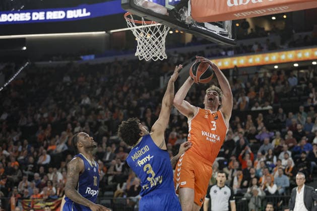 Valencia Basket v Maccabi Tel Aviv - EuroLeague VALENCIA, SPAIN - JANUARY 29: Nathan Reuvers (3) of Valencia Basket in action against Marcio Santos (3) of Maccabi during EuroLeague basketball match between Valencia Basket and Maccabi Rapyd Tel-Aviv at Roig Arena in Valencia, Spain, on January 29, 2026. Jose Miguel Fernandez Anadolu Valencia Spain. Editorial use only. Please get in touch for any other usage.  Copyright: x2026xAnadoluxJosexMiguelxFernandezx