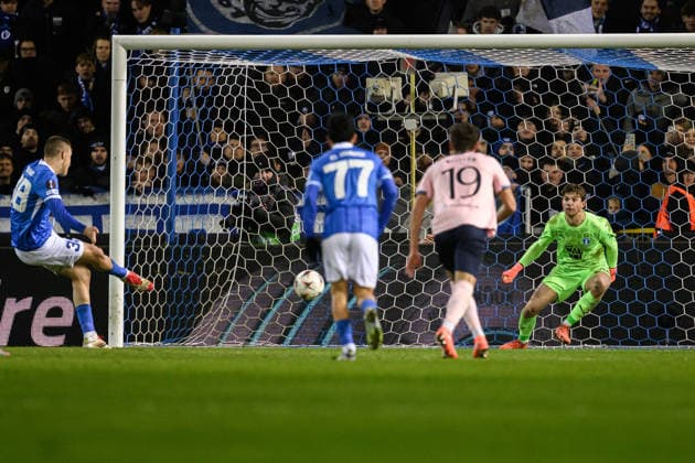 260129 Daan Heymans of KRC Genk scores the 1 1 goal behind goalkeeper Melker Ellborg of Malmö FF during the UEFA Europa League football match between KRC Genk and Malmö FF on January 29, 2026 in Genk Photo Simon Hastegard BILDBYRAN kod SH SH0684 fotboll football soccer fotball uefa europa league europa league krc genk malmö ff bbeng  Copyright: SIMONxHASTEGARD BB260129SH143