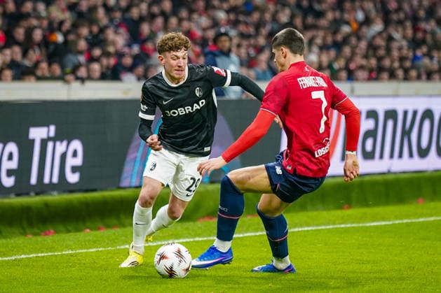 Football UEFA Europa League 2025 26, Matchday 8 OSC Lille vs SC Freiburg Stade Pierre Mauroy Lille, France Philipp Treu SC Freiburg, 29 Edon Zhegrova OSC Lille, 7 Copyright: xJOERANxSTEINSIEKx