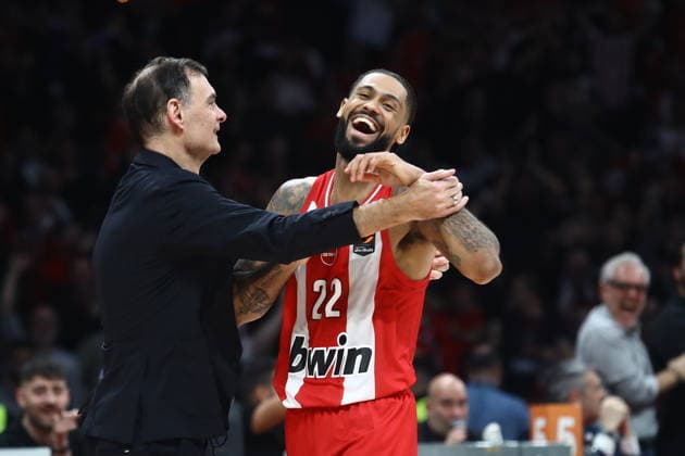 EuroLeague Basketball, Olympiacos Piraeus vs FC Barcelona, Barca Munich - Georgios Bartzokas, Head Coach and Tyler Dorsey, 22 of Olympiacos Piraeus react during the Euroleague regular season basketball match between Olympiacos Piraeus and FC Barcelona held at Peace and Friendship Stadium in Piraeus, Grecee, 29 January 2026. PIRAEUS Greece Copyright: xOnexInchxProductionsx 6830496