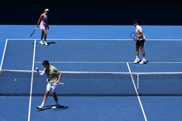 TENNIS AUSTRALIAN OPEN, Olivia Gadecki and John Peers of Australia (top) in action against Kristina Mladenovic and Manuel Guinard (celebrating) of France during the mixed doubles final on day 13 of the 2026 Australian Open tennis tournament at Melbourne Park in Melbourne, Friday, January 30, 2026. ( NO ARCHIVING MELBOURNE VICTORIA AUSTRALIA  Copyright: xJOELxCARRETTx 20260130159987936890