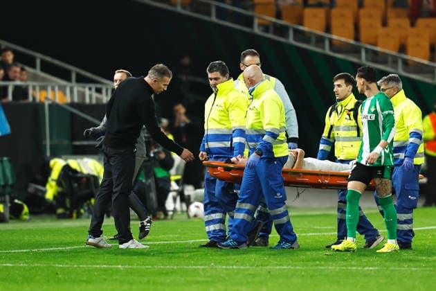 (L-R) Robin Van Persie, Shaqueel Van Persie (Feyenoord), JANUARY 29, 2026 - Football Soccer : Robin Van Persie consoles Shaqueel Van Persie after he left the field injured during UEFA Europa League league phase match day 8 between Real Betis Balompie - Feyenoord Rotterdam at the Estadio La Cartuja de Sevilla in Sevilla, Spain. Noxthirdxpartyxsales  aflo_317884784