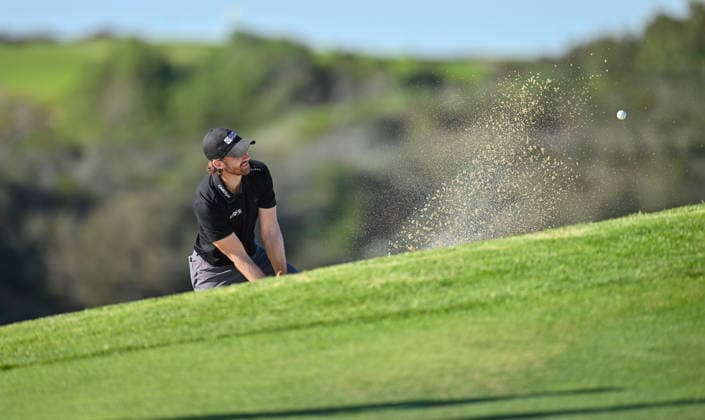January 29, 2026: Patrick Rodgers hits a shot from a bunker on the 17th hole during the first round of the Farmers Insurance Open on Torrey Pines North Course in San Diego, California. CSM San Diego USA - ZUMAc04_ 20260129_zma_c04_010 Copyright: xJustinxFinex