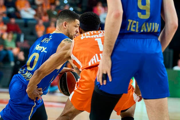 Valencia basket Vs Maccabi Rapyd Tel Aviv in Valencia - 29 Jan 2026 Iffe Lundberg of Maccabi Rapyd Tel Aviv and Kameron Taylor of Valencia basket seen in action during the Euroleague Regular Season Round 25 between Valencia basket and Maccabi Rapyd Tel Aviv at Roig Arena Stadium. Valencia basket 94 - 83 Maccabi Rapyd Tel Aviv Valencia Spain Copyright: xGermanxVidalxPoncex xSOPAxImagesx sport_29126_00043