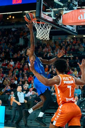 Valencia basket Vs Maccabi Rapyd Tel Aviv in Valencia - 29 Jan 2026 Marcio Santos of Maccabi Rapyd Tel Aviv and Braxton Key of Valencia basket seen in action during the Euroleague Regular Season Round 25 between Valencia basket and Maccabi Rapyd Tel Aviv at Roig Arena Stadium. Valencia basket 94 - 83 Maccabi Rapyd Tel Aviv Valencia Spain Copyright: xGermanxVidalxPoncex xSOPAxImagesx sport_29126_00052