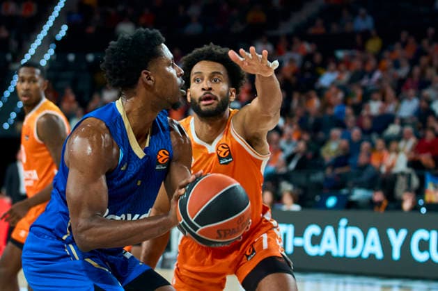 Valencia basket Vs Maccabi Rapyd Tel Aviv in Valencia - 29 Jan 2026 Marcio Santos of Maccabi Rapyd Tel Aviv and Kameron Taylor of Valencia basket seen in action during the Euroleague Regular Season Round 25 between Valencia basket and Maccabi Rapyd Tel Aviv at Roig Arena Stadium. Valencia basket 94 - 83 Maccabi Rapyd Tel Aviv Valencia Spain Copyright: xGermanxVidalxPoncex xSOPAxImagesx sport_29126_00063