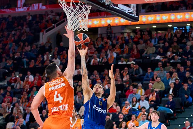 Valencia basket Vs Maccabi Rapyd Tel Aviv in Valencia - 29 Jan 2026 Jaime Pradilla of Valencia basket and Iffe Lundberg of Maccabi Rapyd Tel Aviv seen in action during the Euroleague Regular Season Round 25 between Valencia basket and Maccabi Rapyd Tel Aviv at Roig Arena Stadium. Valencia basket 94 - 83 Maccabi Rapyd Tel Aviv Valencia Spain Copyright: xGermanxVidalxPoncex xSOPAxImagesx sport_29126_00076
