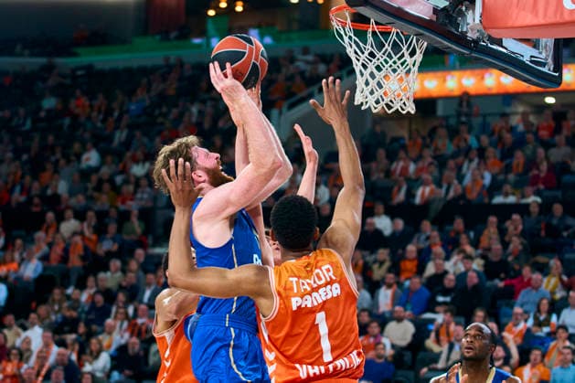 Valencia basket Vs Maccabi Rapyd Tel Aviv in Valencia - 29 Jan 2026 William Rayman of Maccabi Rapyd Tel Aviv and Kameron Taylor of Valencia basket seen in action during the Euroleague Regular Season Round 25 between Valencia basket and Maccabi Rapyd Tel Aviv at Roig Arena Stadium. Valencia basket 94 - 83 Maccabi Rapyd Tel Aviv Valencia Spain Copyright: xGermanxVidalxPoncex xSOPAxImagesx sport_29126_00079