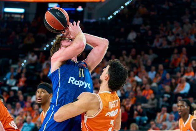 Valencia basket Vs Maccabi Rapyd Tel Aviv in Valencia - 29 Jan 2026 William Rayman of Maccabi Rapyd Tel Aviv and Josep Puerto of Valencia basket seen in action during the Euroleague Regular Season Round 25 between Valencia basket and Maccabi Rapyd Tel Aviv at Roig Arena Stadium. Valencia basket 94 - 83 Maccabi Rapyd Tel Aviv Valencia Spain Copyright: xGermanxVidalxPoncex xSOPAxImagesx sport_29126_00091