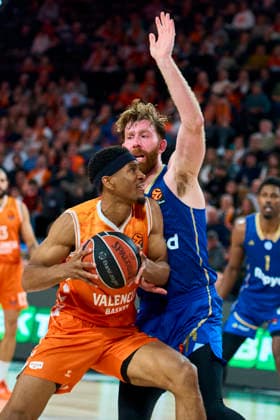 Valencia basket Vs Maccabi Rapyd Tel Aviv in Valencia - 29 Jan 2026 Omari Moore of Valencia basket and William Rayman of Maccabi Rapyd Tel Aviv seen in action during the Euroleague Regular Season Round 25 between Valencia basket and Maccabi Rapyd Tel Aviv at Roig Arena Stadium. Valencia basket 94 - 83 Maccabi Rapyd Tel Aviv Valencia Spain Copyright: xGermanxVidalxPoncex xSOPAxImagesx sport_29126_00126