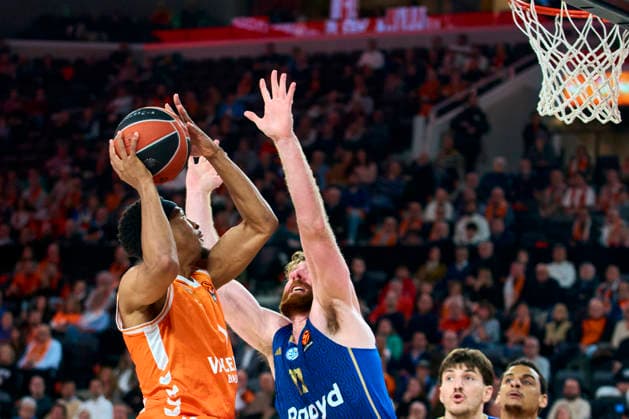 Valencia basket Vs Maccabi Rapyd Tel Aviv in Valencia - 29 Jan 2026 Omari Moore of Valencia basket and William Rayman of Maccabi Rapyd Tel Aviv seen in action during the Euroleague Regular Season Round 25 between Valencia basket and Maccabi Rapyd Tel Aviv at Roig Arena Stadium. Valencia basket 94 - 83 Maccabi Rapyd Tel Aviv Valencia Spain Copyright: xGermanxVidalxPoncex xSOPAxImagesx sport_29126_00130
