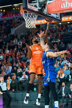 Valencia basket Vs Maccabi Rapyd Tel Aviv in Valencia - 29 Jan 2026 Jean Montero of Valencia basket and Iffe Lundberg of Maccabi Rapyd Tel Aviv seen in action during the Euroleague Regular Season Round 25 between Valencia basket and Maccabi Rapyd Tel Aviv at Roig Arena Stadium. Valencia basket 94 - 83 Maccabi Rapyd Tel Aviv Valencia Spain Copyright: xGermanxVidalxPoncex xSOPAxImagesx sport_29126_00158
