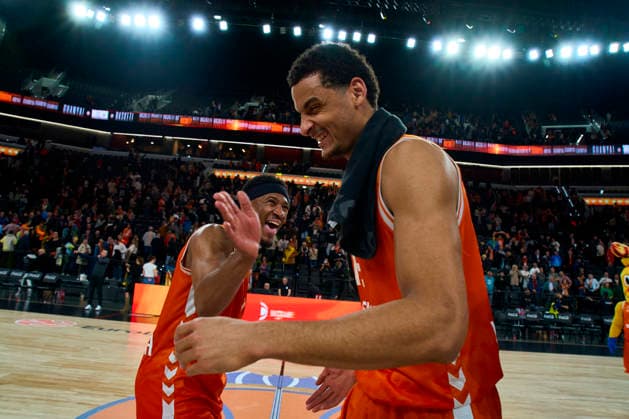Valencia basket Vs Maccabi Rapyd Tel Aviv in Valencia - 29 Jan 2026 Neal Sako of Valencia basket and Kameron Taylor of Valencia basket seen in action during the Euroleague Regular Season Round 25 between Valencia basket and Maccabi Rapyd Tel Aviv at Roig Arena Stadium. Valencia basket 94 - 83 Maccabi Rapyd Tel Aviv Valencia Spain Copyright: xGermanxVidalxPoncex xSOPAxImagesx sport_29126_00297