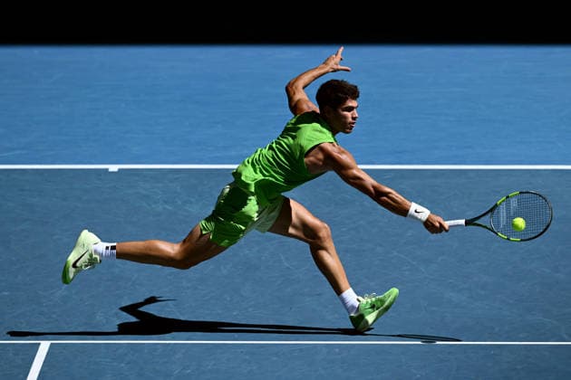 TENNIS AUSTRALIAN OPEN, Carlos Alcaraz of Spain in action during the men™s semifinal against Alexander Zverev of Germany on day 13 of the 2026 Australian Open tennis tournament at Melbourne Park in Melbourne, Friday, January 30, 2026. ( NO ARCHIVING MELBOURNE VICTORIA AUSTRALIA  Copyright: xJOELxCARRETTx 20260130111583455915