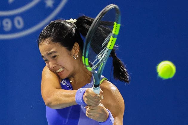 (260130) -- MANILA, Jan. 30, 2026 -- Alexandra Eala of the Philippines hits a return during the women s singles quarterfinal match between Camila Osorio of Colombia and Alexandra Eala of the Philippines at the WTA, Tennis Damen Philippine Women s Open in Manila, the Philippines, Jan. 29, 2026. ) (SP)PHILIPPINES-MANILA-TENNIS-WTA PHILIPPINE WOMEN S OPEN-SINGLES RouellexUmali 